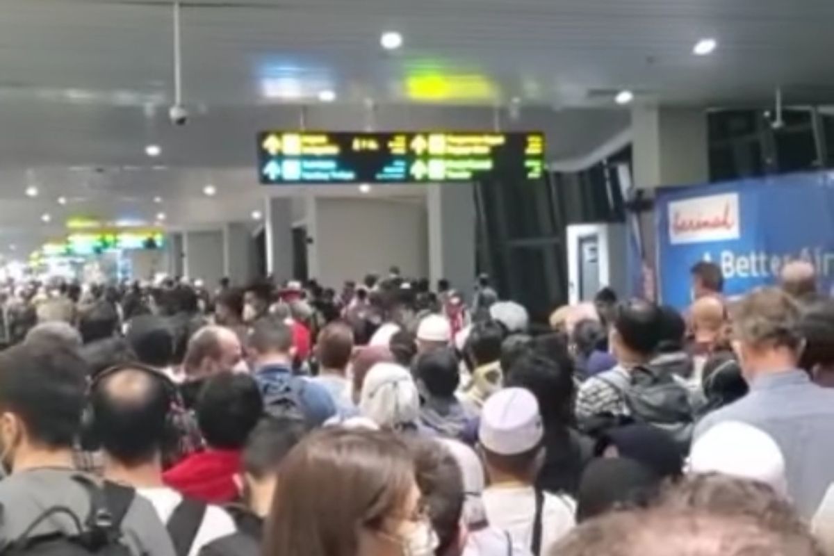 Suasana penumpukan pelaku perjalanan luar negeri di Bandara Soekarno-Hatta, Kota Tangerang, pada Minggu (27/3/2022).