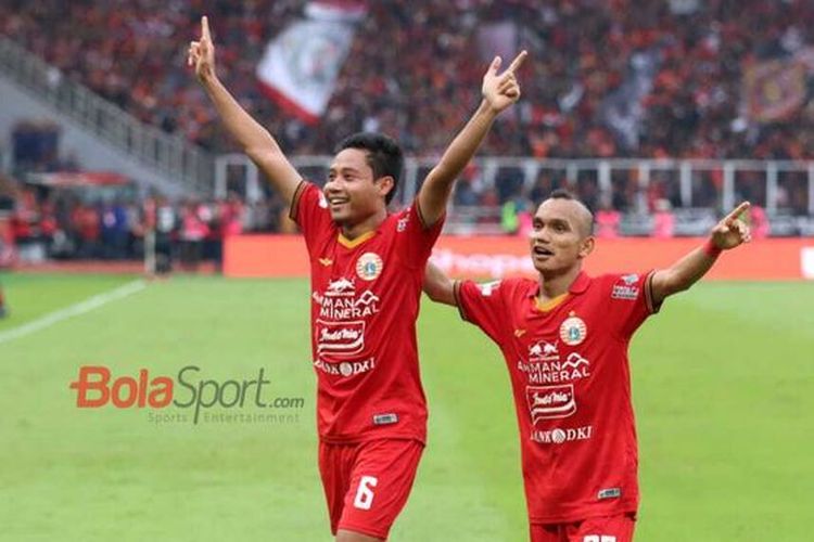 Evan Dimas Darmono (kiri) dan Riko Simanjuntak (kanan) saat merayakan gol pada laga Persija Jakarta vs Borneo FC dalam lanjutan pekan pertama Shopee Liga 1 2020 di Stadion Utama Gelora Bung Karno (SUGBK), Minggu 1 Maret 2020.