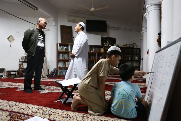 Menko PMK Muhadjir Effendy saat mengunjungi masjid An-Noor, masjid satu-satunya di Hanoi, Vietnam, Sabtu (15/5/2022)/