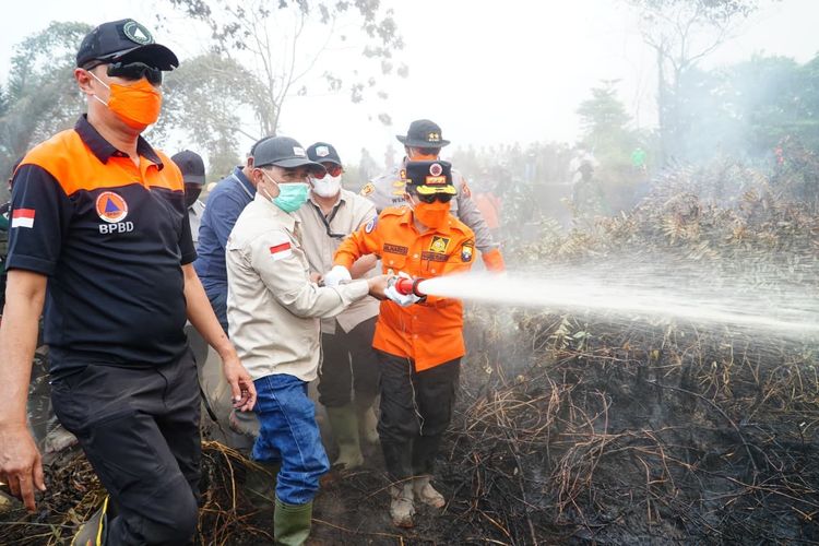 Karhutla di Lahan Gambut, Gubernur Jambi Turun Langsung Padamkan Api di Sarolangun