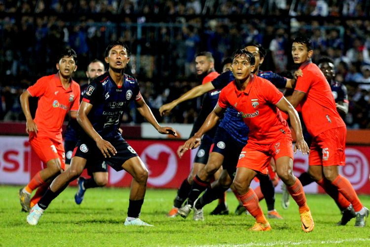 Pemain Arema FC Johan Ahmad Farizi dan pemain Borneo FC Hendro Siswanto bersiap berebut bola saat pertandingan leg pertama Final Piala Presiden 2022 yang berakhir dengan skor 1-0 di Stadion Kanjuruhan Kepanjen, Kabupaten Malang, Kamis (14/7/2022) malam.