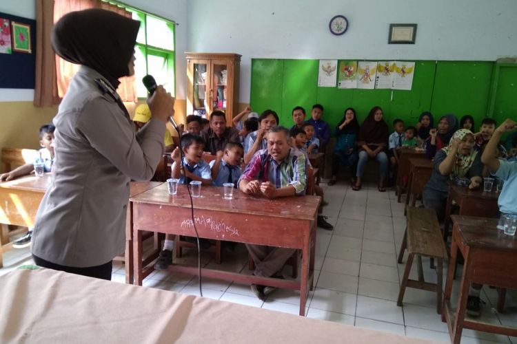 Salah seorang anggota polisi saat melakukan pembinaan setelah ada sejumlah siswa SD di Kecamatan Singosari, Kabupaten Malang kedapatan menghirup Vape