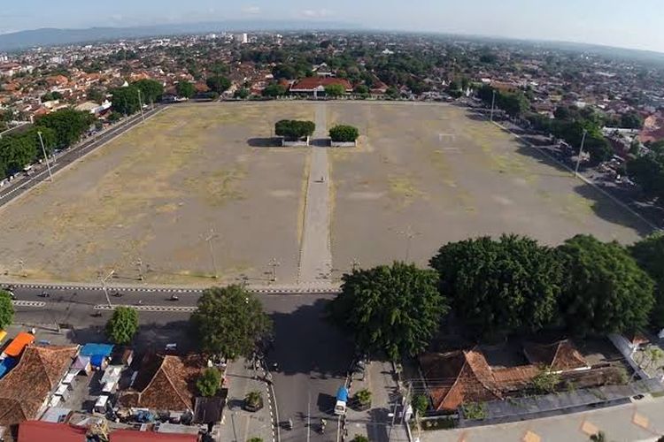 Alun-alun utara atau alun-alun lor yang ada di sebelah utara atau sisi depan dari Keraton Yogyakarta.
