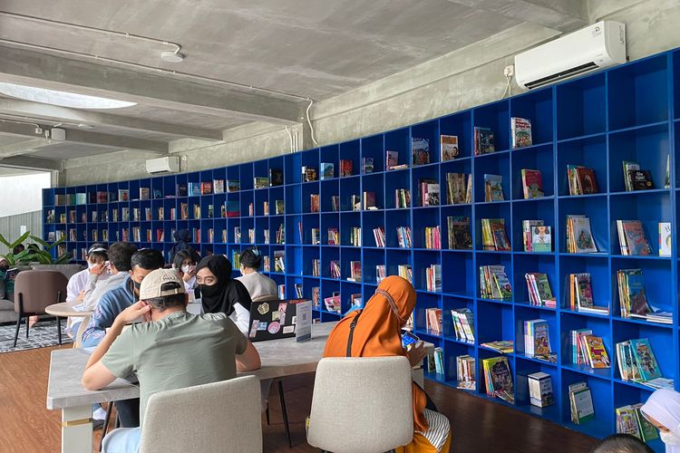 Ruang Komunitas sekaligus perpustakaan di Taman Literasi Martha Christina Tiahahu, Kebayoran Baru, Jakarta Selatan.