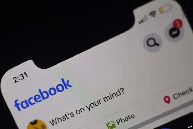 Foto ilustrasi menunjukkan halaman media sosial Facebook pada layar sebuah telepon genggam dalam foto yag diambil di Arlington, Virginia, pada 25 Maret 2020. 