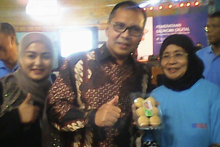 Walikota Makassar, Mohammad Ramdhan Pomanto bersama pelaku UMKM memperkenalkan produk makanan khas Makassar yang akan di pasarkan lewat online dalam gerakan hari UMKM online nasional, Jumat (31/3/2017).