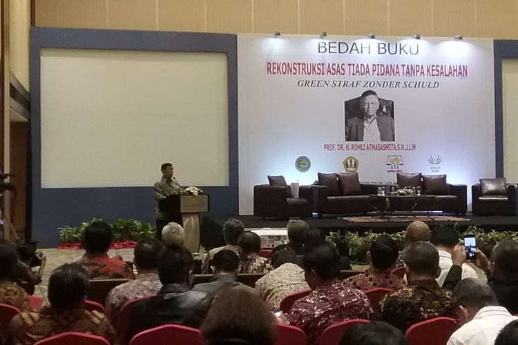 Menteri Koordinator Bidang Politik, Hukum, dan Keamanan (Menko Polhukam) Wiranto memberikan sambutan dalam bedah buku Asas Tiada Pidana Tanpa Kesalahan karangan Romli Atmasasmita, Jakarta, Selasa (7/11/2017).