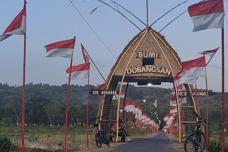 Ribuan bendera Merah Putih berkibar di jalan yang membelah area sawah Pedukuhan Dobangsan, Kalurahan Giripeni, Kapanewon Wates, Kabupaten Kulon Progo, Daerah Istimewa Yogyakarta. Warga mayoritas petani selalu menyambut peringatan kemerdekaan RI dengan mengibarkan bendera seperti ini selama satu bulan penuh