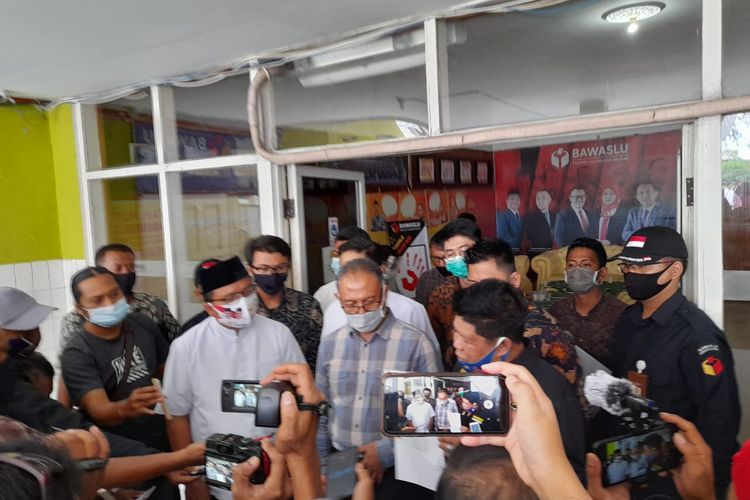 Bambang Widjayanto didampingi Denny Indrayana menemui sejumlah wartawan usai melaporkan petahana terkait pelanggaran Pilkada di Bawaslu Kalsel, Rabu (28/10/2020).