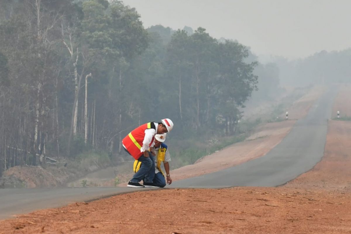 Presiden Joko Widodo dan Menteri PUPR Basuki Hadimuljono saat mengecek kondisi Jalan Trans Papua KM 84 ruas Jalan Merauke-Sota di Kabupaten Merauke, Jumat (17/11/2018).