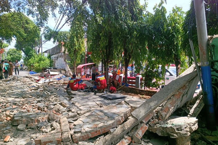 Kondisi tembok SPBU yang roboh dan sebabkan tiga orang meninggal dunia di Tebet, Jakarta Selatan, Minggu (21/1/2024).
