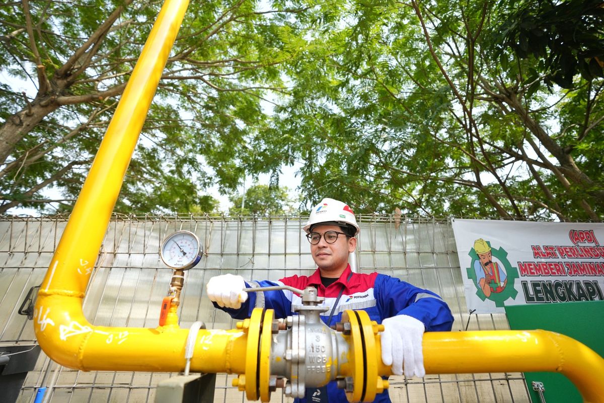 Pekerja PGN tengah memeriksa pipa gas bumi yang disalurkan untuk mendukung penggunaan energi bersih.