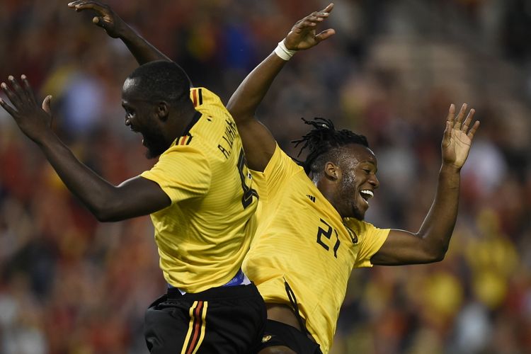 Selebrasi striker tim nasional Belgia, Michy Batshuayi (kanan) dan Romelu Lukaku saat merayakan gol yang berhasil dicetak ke gawang Kosta Rika dalam laga uji coba di Stadion King Baudouin, Brussels, Belgia, pada Senin (11/6/2018). J