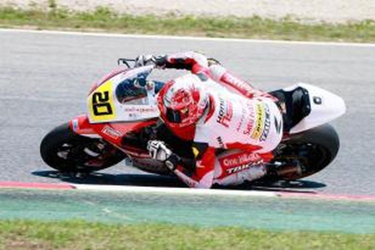 Pebalap Astra Honda Motor, Dimas Ekky Pratama, memacu motornya pada CEV Spanish Championships di Sirkuit de Barcelona, Catalunya, Minggu (21/6/2015).