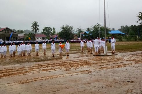 Kisah di Balik Viral Paskibra yang Tetap Bertugas di Lapangan Berlumpur