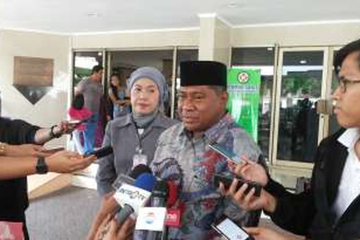 Ketua Komisi VIII DPR Ali Taher Parasong usai menjenguk para korban selamat dari peristiwa penyekapan Pulomas yang dirawat di RS Kartika, Pulomas, Pulogadung, Jakarta Timur, Sabtu (31/12/2016). 