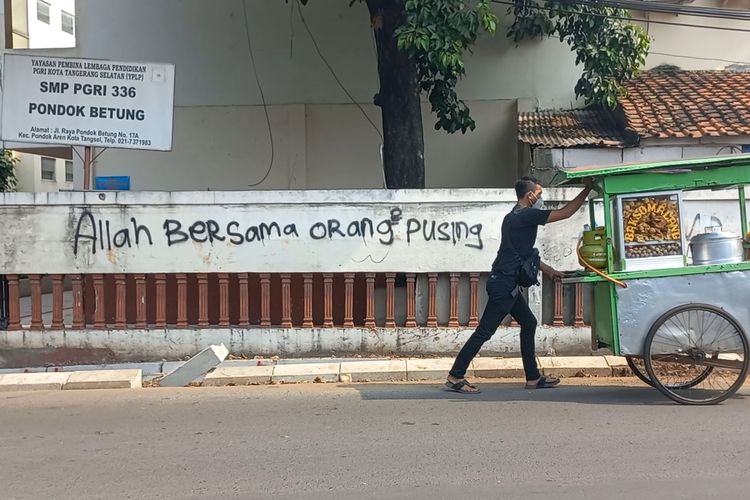 Kondisi tembok SMP PGRI 336 Tangerang Selatan yang dicoret tulisan Allah Bersama Orang² Pusing, Kamis (2/9/2021).