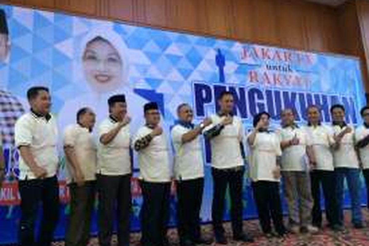 Bakal cagub dan cawagub DKI Jakarta, Agus Harimurti Yudhoyono dan Sylviana Murni saat memakao seragam tim kampanye Mas Agus-Mpok Sylvi di IS Plaza, Jakarta Timur, Jumat (7/10/2016).