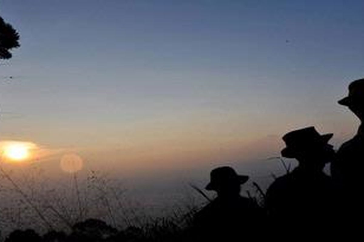 Tim SAR gabungan menuju lokasi yang diduga jatuhnya pesawat Sukhoi Superjrt 100 di Gunung Salak, Kabupaten Bogor, Jawa Barat, Jumat (11/5/2012).  