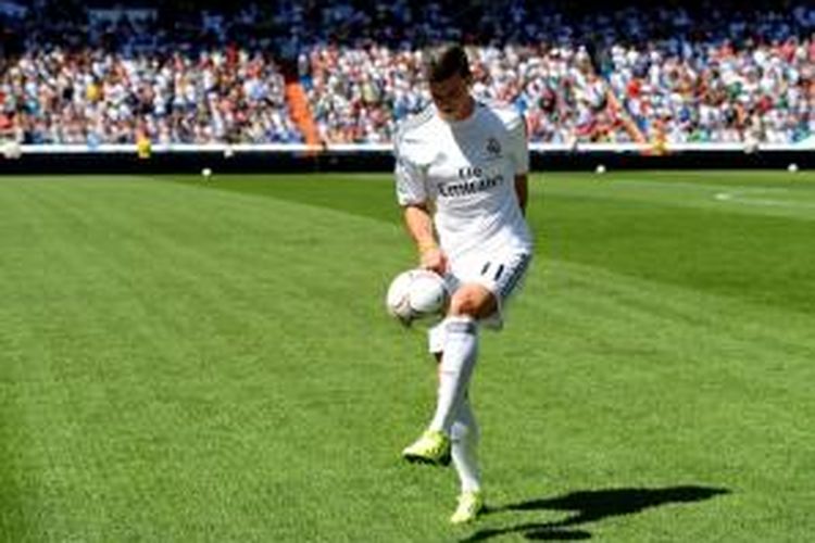 Gelandang Real Madrid Gareth Bale saat unjuk kebolehan di depan ribuan publik Santiago Bernabeu, Senin (2/9/2013).
