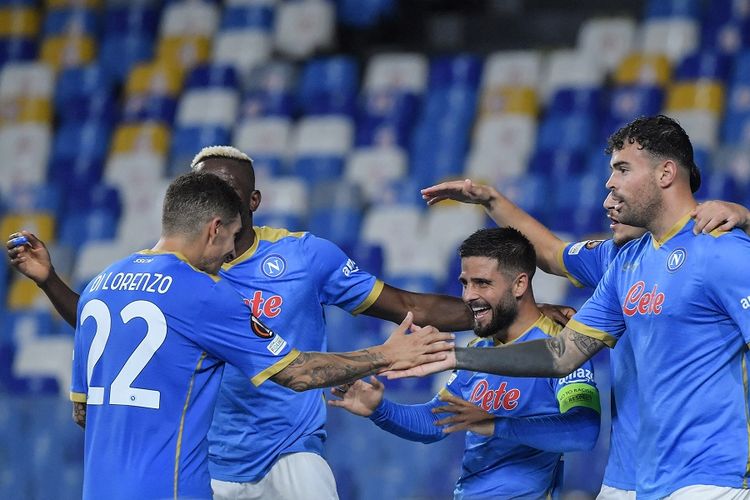 Penyerang Napoli Lorenzo Insigne (ban kapten) berselebrasi setelah mencetak gol pada laga Grup C Liga Europa antara Napoli vs Legia Warsawa pada 21 Oktober 2021 di Stadion Diego-Maradona di Naples.