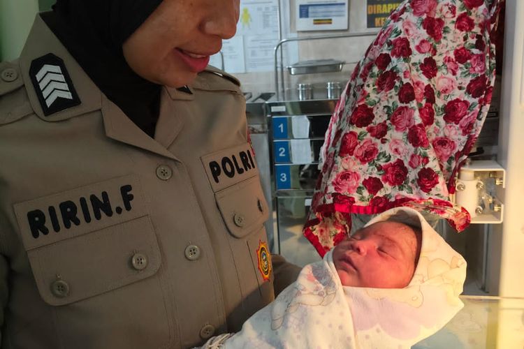 Bayi Perempuan Ditemukan Masih Hidup di Pinggir Sungai Parung, Polisi Cari Orang Tuanya