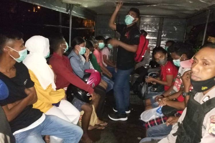 Tujuh pasangan mesum terjaring razia oleh aparat Polda Maluku saat sednag berdua-duaan di sejumlah kamar penginapan di Kota Ambon, Senin dinihari (15/11/2021)