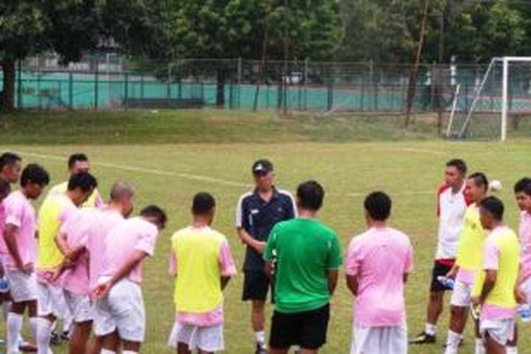 Persiapan Indonesia Red jelang laga persahabatan melawan United Red di Stadion Utama Gelora Bung Karno, Rabu (23/10/2013). United Red berisi sejumlah mantan pemain The Red Devils, seperti Michael Owen, Luis Saha, Keith Gillespie, Quinton Fortune, Lee Sharpe, David May, Ronny Johnsen, dan Paul Parker.
 