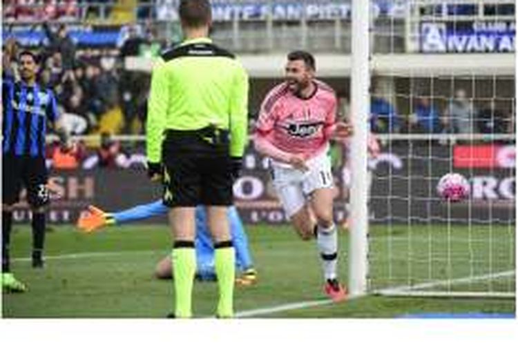 Bek Juventus asal Italia, Andrea Barzagli (tengah), melakukan selebrasi setelah mencetak gol ke gawang Atalanta pada pertandingan Serie A di Azzuri Stadium, Bergamo, Minggu (6/3/2016).