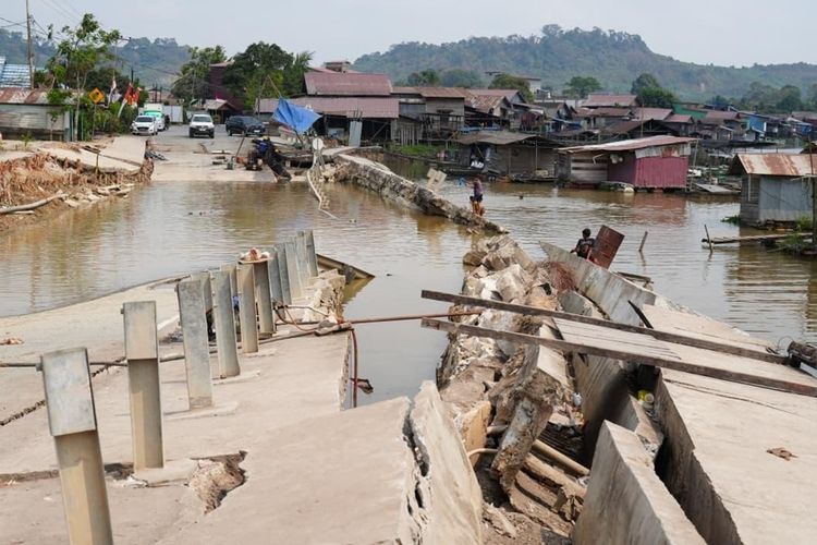 Longsor Tenggarong-Samarinda Seret Rumah Warga ke Sungai Mahakam