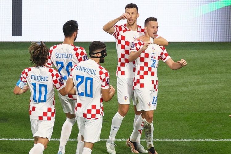 Selebrasi gol Mislav Orsic dalam laga perebutan peringkat ketiga Piala Dunia 2022 antara Kroasia vs Maroko di Stadion Internasional Khalifa, Qatar, Sabtu (17/12/2022).. (Photo by ADRIAN DENNIS / AFP)