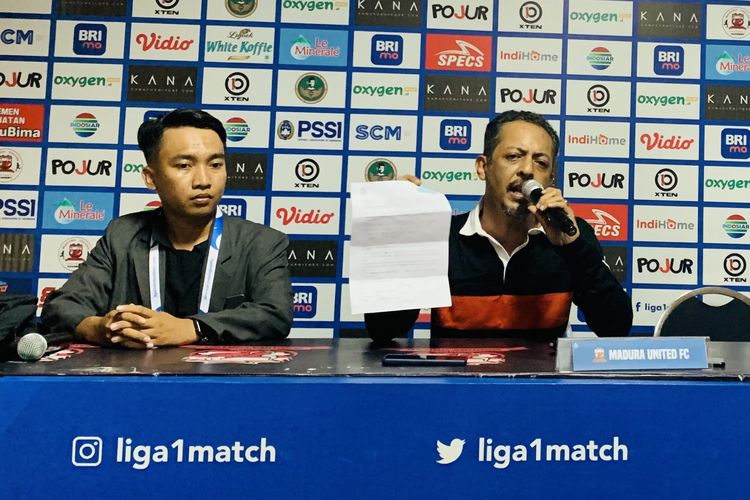 Komisaris PT Polana Bola Madura Bersatu (PT PBMB) Zia Ulhaq saat çemberi keterangan kepada media protes terkait wasit seusai pertandingan pekan ke-23 Liga 1 2022-2023 antara Madura United Vs Persis Solo yang berakhir dengan skor 2-3 di Stadion Gelora Ratu Pamelingan, Senin (6/2/2023) malam.