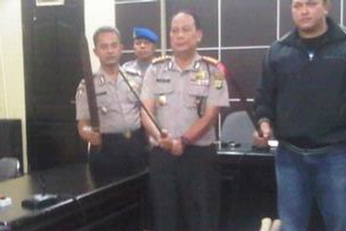 Sebanyak 87 senjata Tajam yang digunakan dalam bentrok Cengkareng pada Rabu (29/8/2012) diamankan pihak kepolisian. Selain senjata tajam, polisi juga menyita 5 buah batang kayu dan 15 unit mobil.  