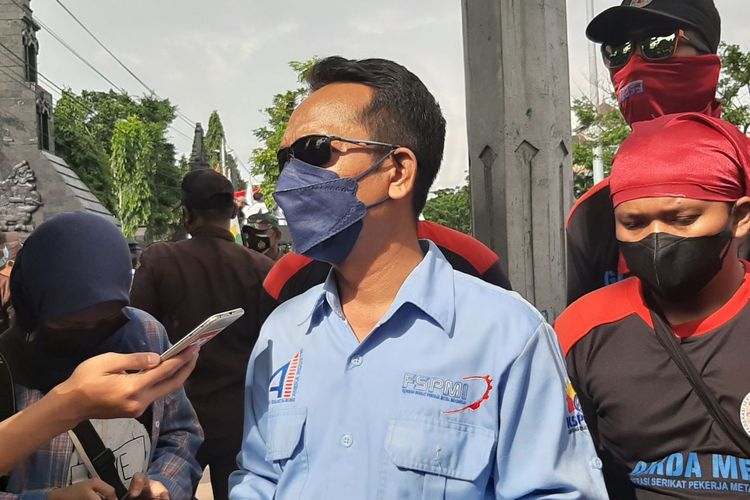 Sekretaris KSPI Jateng, Aulia Hakim saat aksi demo di depan Kantor Gubernur Jateng (7/12/2021)