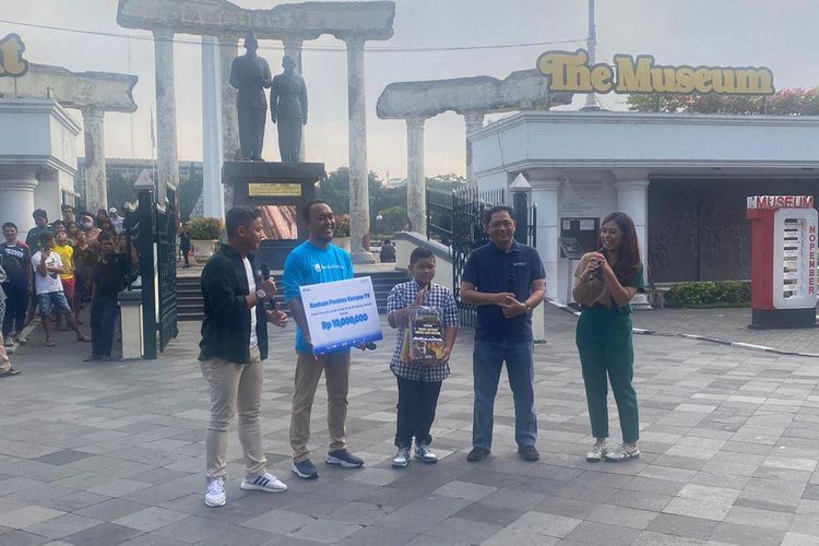 Kompas TV saat memberikan bantuan kepada Evan Keandre Jamil (12) di Monumen Tugu Pahlawan Surabaya, Minggu (23/7/2023)