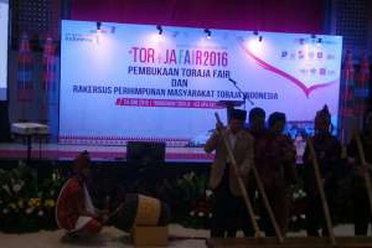 Pembukaan Toraja Fair oleh Ketua Penyelenggara Toraja Fair Panca R. Sarungu beserta perwakilan Kementerian Pariwisata dan Himpunan Masyarakat Toraja Indonesia di Gereja Tongkonan Kelapa Gading, Jakarta, Jumat (24/6/2016).