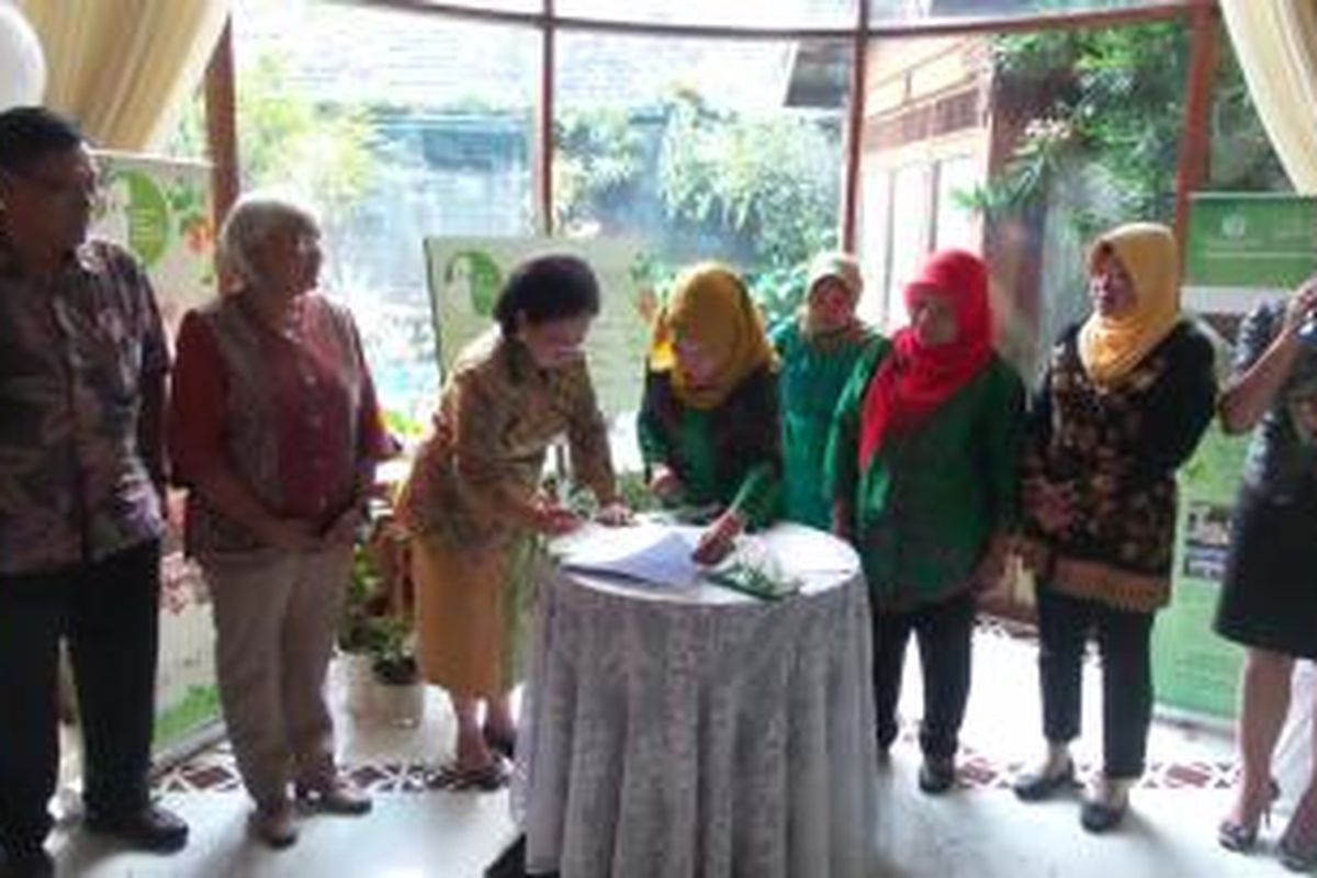 Dr Martha Tilaar dalam acara penandatanganan akta Laskar Jamu Gendong di kediamannya di Patra Kuningan, Senin (6/4/2015).