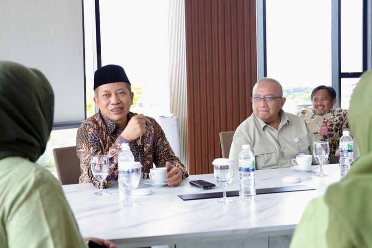 Direktur LPDB Koperasi Krisdianto (kiri). 