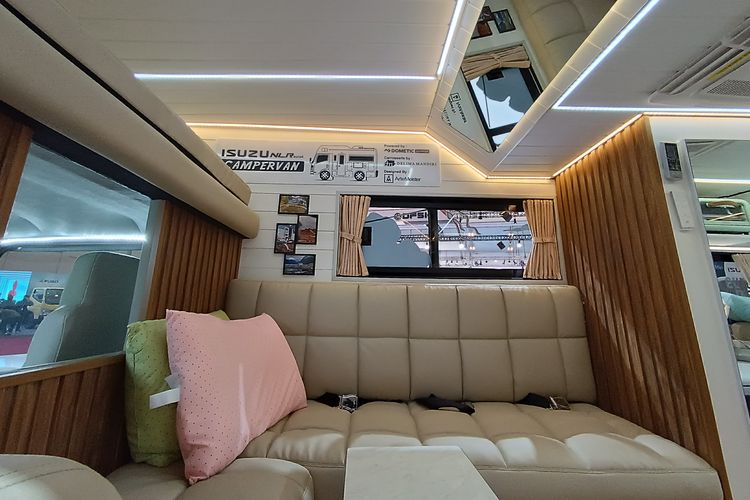 Campervan buatan Karoseri Delima Mandiri di booth Isuzu di GIIAS 2022