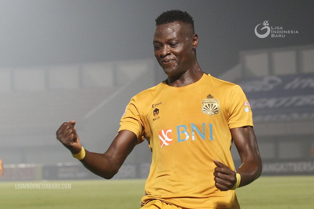 Selebrasi pemain Bhayangkara FC Ezechiel Ndouassel seusai menjebol gawang Persiraja Banda Aceh pada laga ketiga Liga 1 2021-2022 yang berakhir dengan skor 2-1 di Stadion Indomilk Arena Kelapa Dua Tangerang, Minggu (29/8/2021) malam.
