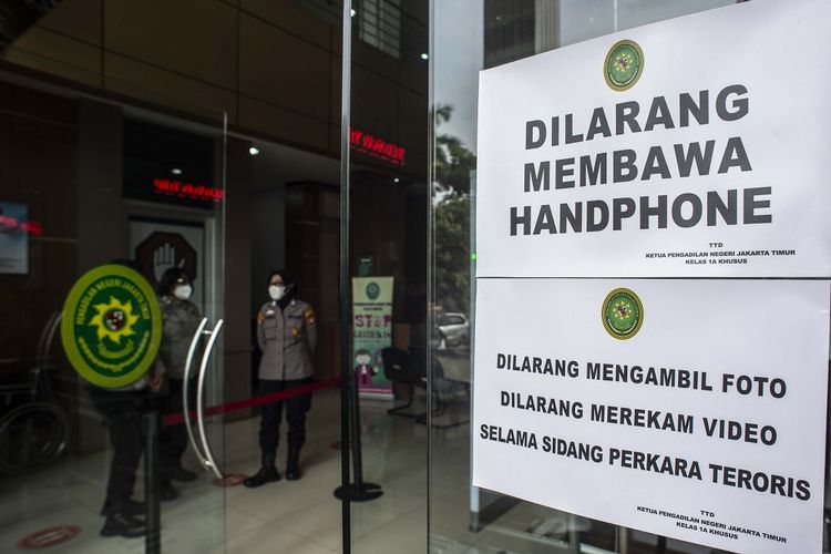 Personel Polisi Wanita berjaga saat sidang lanjutan kasus dugaan terorisme dengan terdakwa mantan Sekretaris FPI Munarman di Pengadilan Negeri Jakarta Timur, Jakarta, Rabu (15/12/2021). Sidang tersebut beagendakan pembacaan eksepsi dari terdakwa. ANTARA FOTO/Aprillio Akbar/rwa.