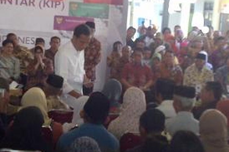 Presiden Jokowi, saat membagi-bagikan kartu sakti kepada warga di Kabupaten Malang, Jawa Timur. Kamis (21/5/2015).