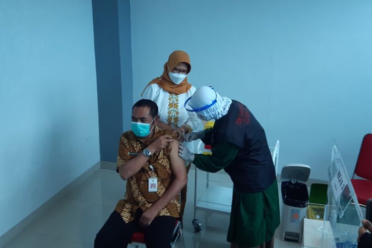 Wali Kota Solo FX Hadi Rudyatmo didampingi Kepala Dinas Kesehatan Siti Wahyuningsih saat disuntik vaksin Covid-19 kategori lansia di RSUD Bung Karno Solo, Jawa Tengah, Kamis (11/2/2021).