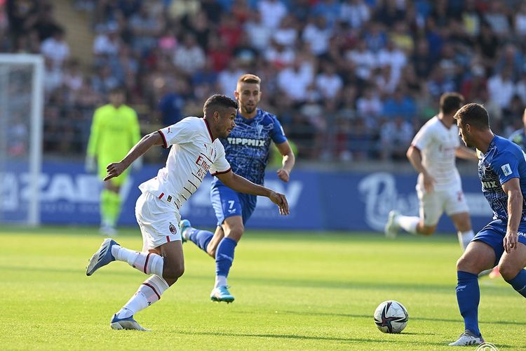 Junior Messias (kiri) beraksi dalam laga persahabatan Zalaegerszegi vs AC Milan di ZTE Arena, Hongaria, Sabtu (23/7/2022) malam WIB.