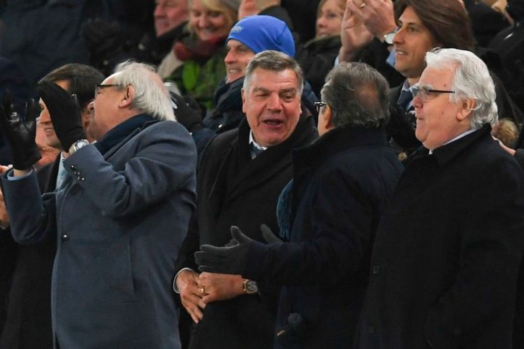 Sam Allardyce tampak di tribune penonton Stadion Goodison Park saat Everton menang telak atas West Ham United, Rabu (29/11/2017).