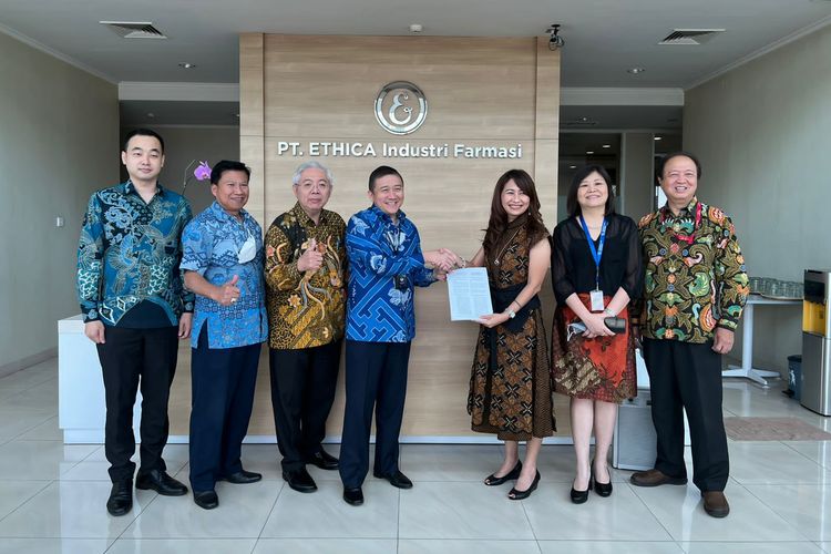 Direktur Pyridam Farma Yenfrino Gunadi, SVP Pyridam Farma Bedjo Stefanus, Presiden Direktur Pyridam Farma Lee Yan Gwan, Direktur Pyridam Farma dr Widjanarko Brotosaputro, Eks Presiden Direktur Ethica Indusrti Farmasi Indrawati Taurus, Ed Direktur Ethica Industri Farmasi  Susanti Haryanto, dan Direktur Plant Ethica Industri Farmasi Leiman Sutanto melakukan foto bersama.