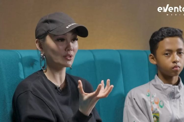 Agnez Mo berikan penjelasan saat membela siswa SMPN 1 Ciawi. 