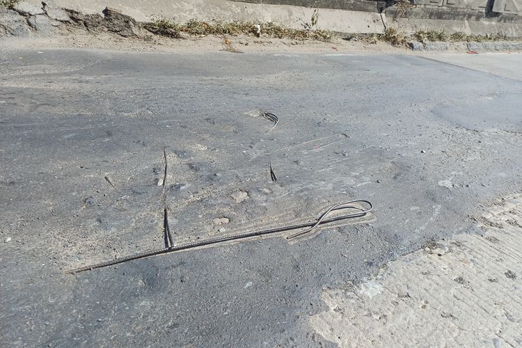 Jalan Rusak di Jembatan Akses Marunda Jakut, Bergelombang dan Besi Beton Mencuat