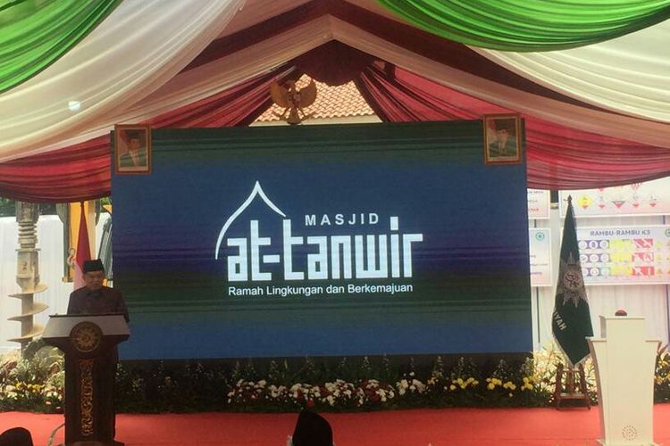 Wakil Presiden Jusuf Kalla meletakkan batu pertama pembangunan Masjid At Tanwir di Gedung Pusat Dakwah Muhammadiyah.