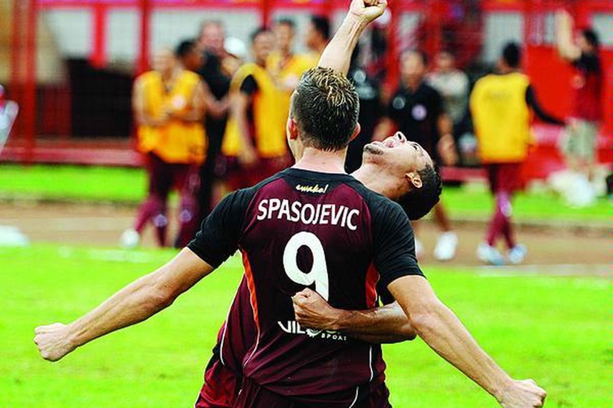 Pemain PSM Makassar, Ilija Spasojevic (depan), bersama David Da Rocha (belakang) merayakan  gol ke  gawang Persija Jakarta  dalam lanjutan Liga Primer Indonesia  di Stadion Gelora Andi Mattalatta, Makassar, Minggu (18/12).